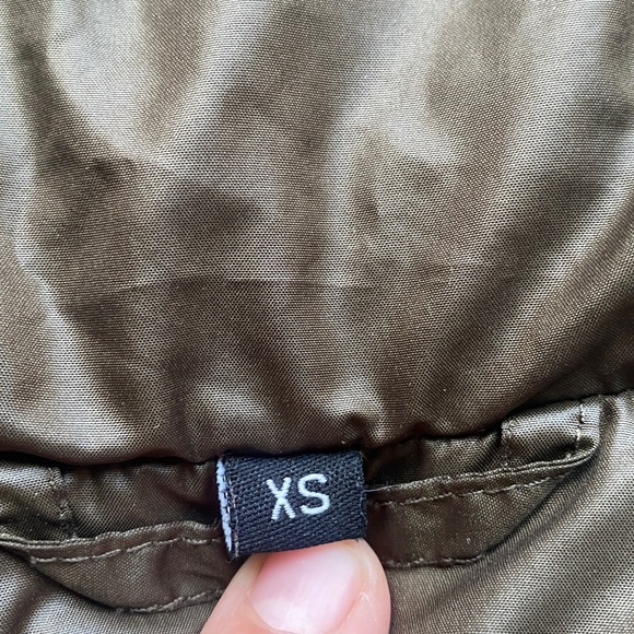 EUC Women’s Guess Puffer Vest - Picture 4 of 8